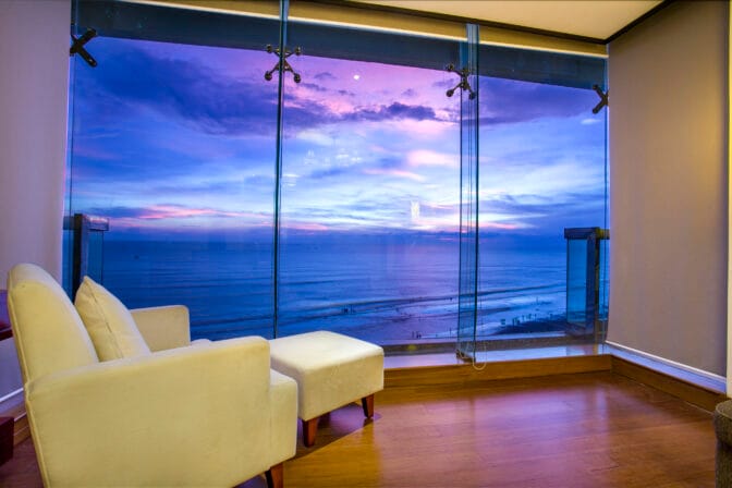 A luxurious 2-bedroom suite perfect for family & friends with the 180-degree view of the world’s longest unbroken beach.