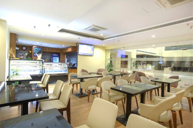 While watching the surf, you can also try out our many flavors of ice cream, fresh juices from exotic fruits, soft drinks, and snacks.